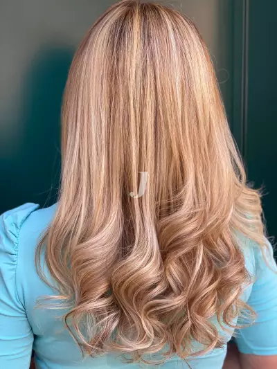 Foto di donna con capelli lunghi biondo platino dorato