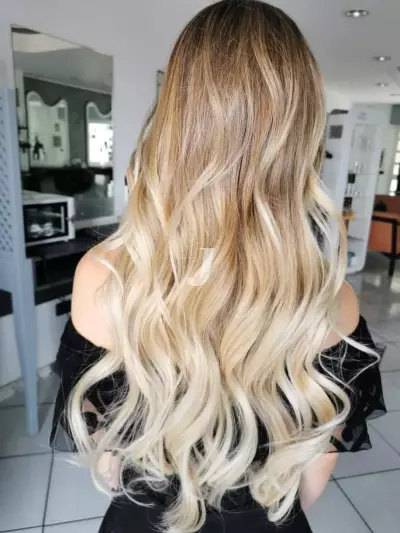 Foto di donna con capelli lunghi biondo platino dorato