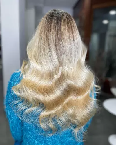 Foto di donna con capelli lunghi biondo platino dorato