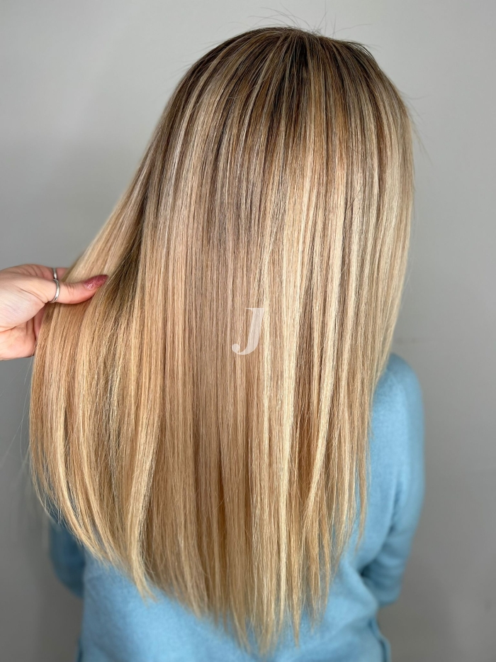 Foto di donna con capelli lunghi biondo platino dorato