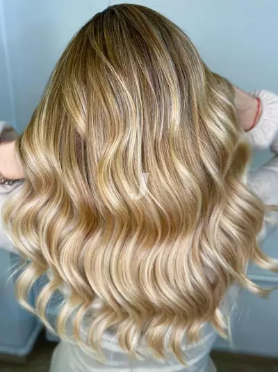 Foto di donna con capelli lunghi biondo platino dorato