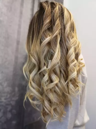 Foto di donna con capelli lunghi biondo platino dorato