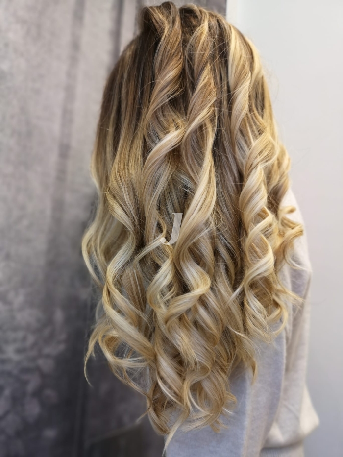 Foto di donna con capelli lunghi biondo platino dorato