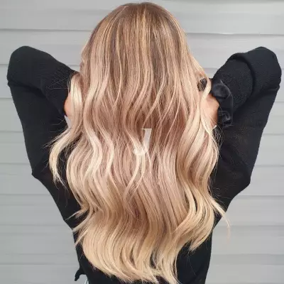 Foto di donna con capelli lunghi biondo platino dorato