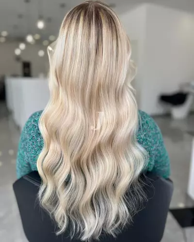 Foto di donna con capelli lunghi biondo platino dorato