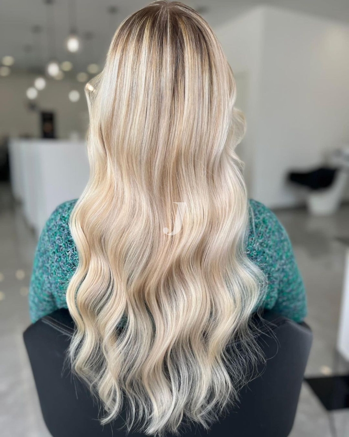 Foto di donna con capelli lunghi biondo platino dorato