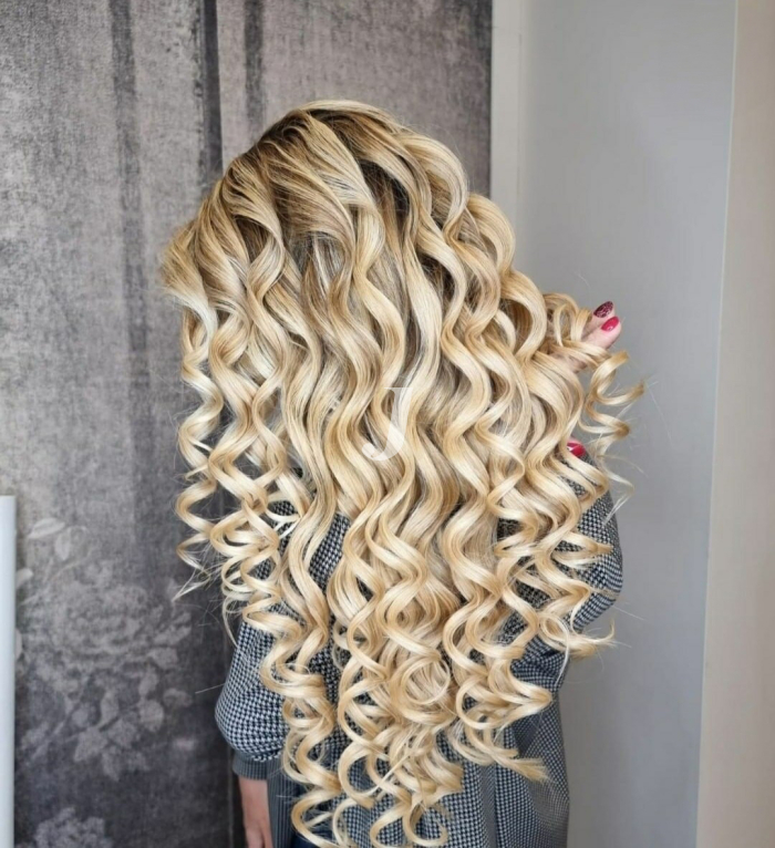 Foto di donna con capelli lunghi biondo platino dorato