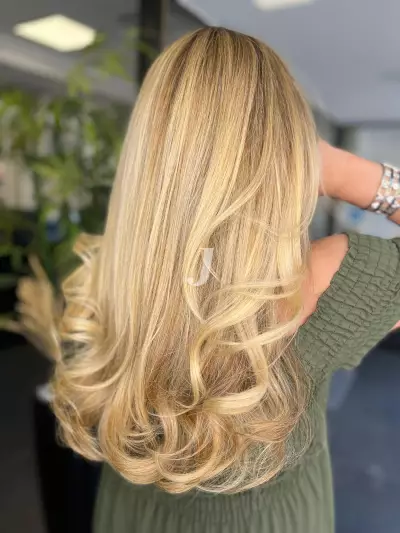 Foto di donna con capelli lunghi biondo platino dorato