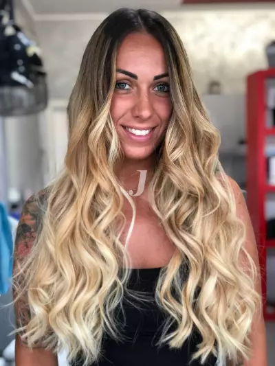 Foto di donna con capelli lunghi biondo platino dorato