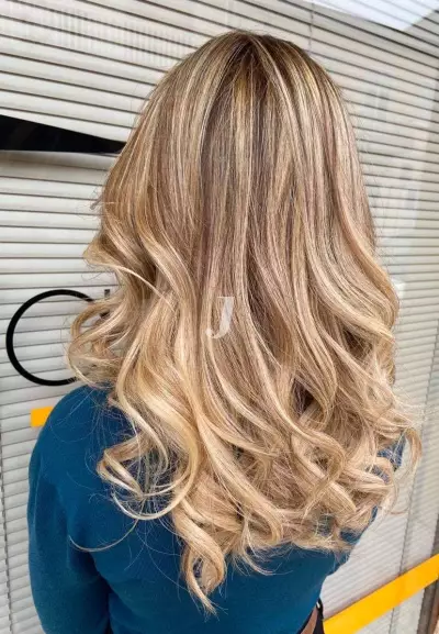 Foto di donna con capelli lunghi biondo platino dorato