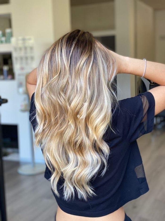 Foto di donna con capelli lunghi biondo platino dorato