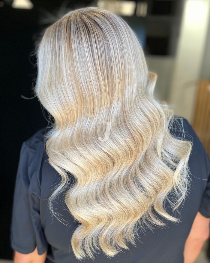 Foto di donna con capelli lunghi biondo platino dorato