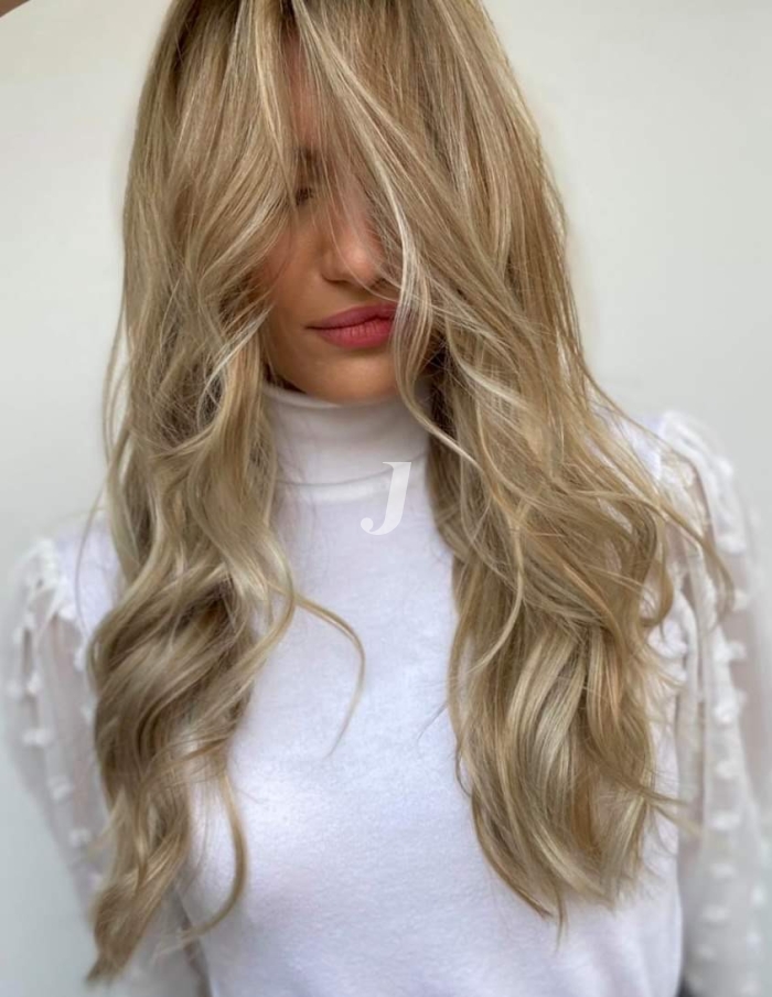 Foto di donna con capelli lunghi biondo platino dorato