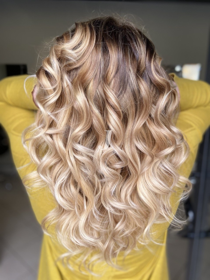 Foto di donna con capelli lunghi biondo platino dorato