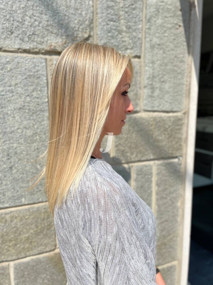 Foto di donna con capelli lunghi biondo platino dorato