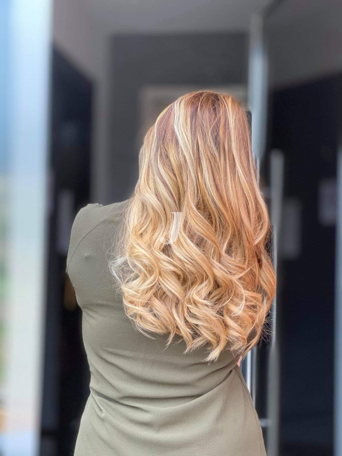 Foto di donna con capelli lunghi biondo platino dorato