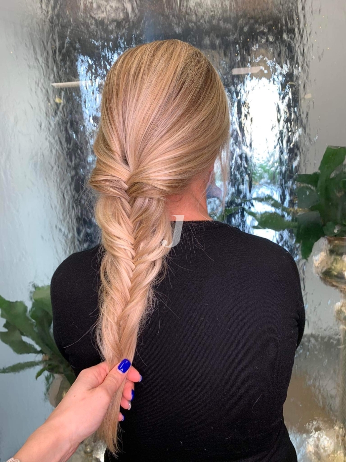 Foto di donna con capelli lunghi biondo platino dorato