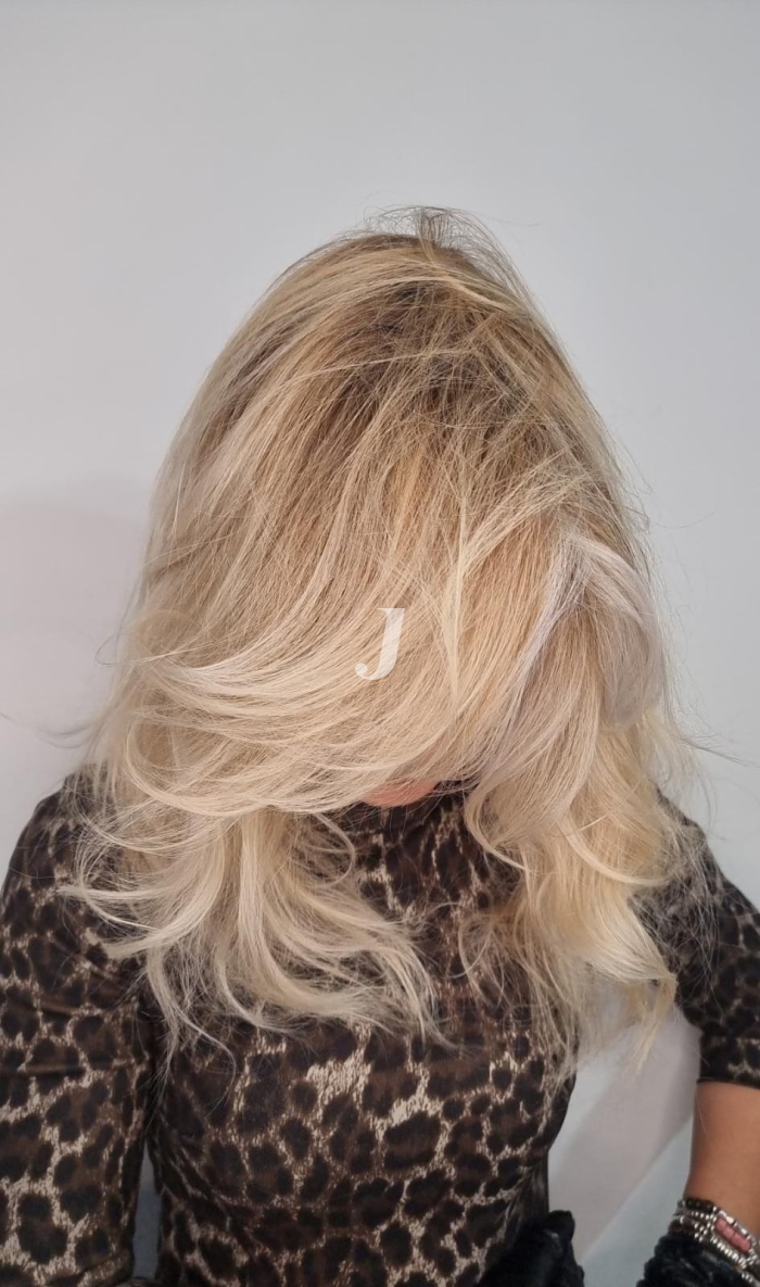 Foto di donna con capelli lunghi biondo platino dorato