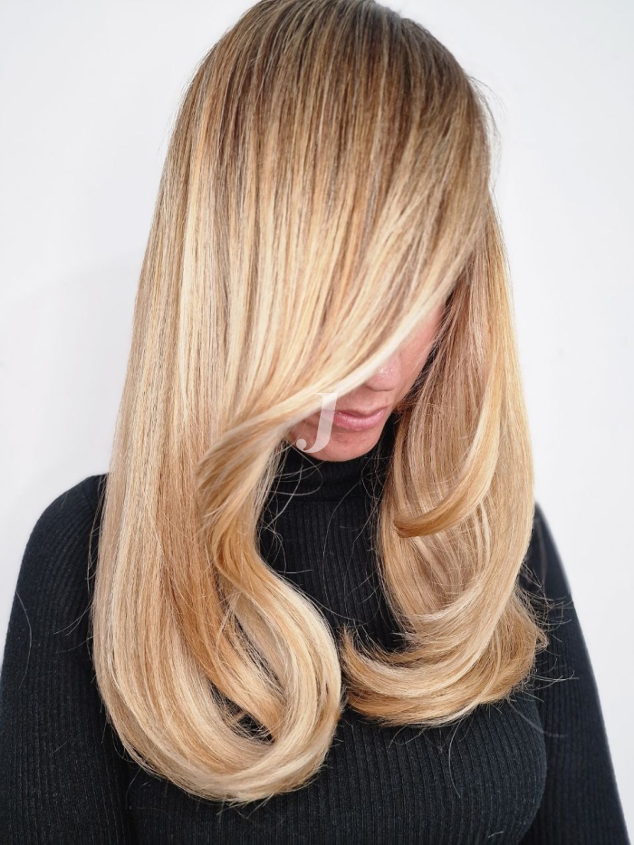 Foto di donna con capelli lunghi biondo platino dorato