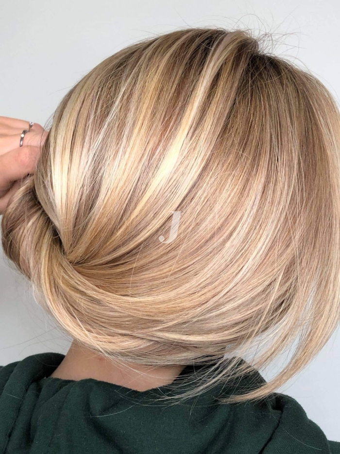 Foto di donna con capelli lunghi biondo platino dorato