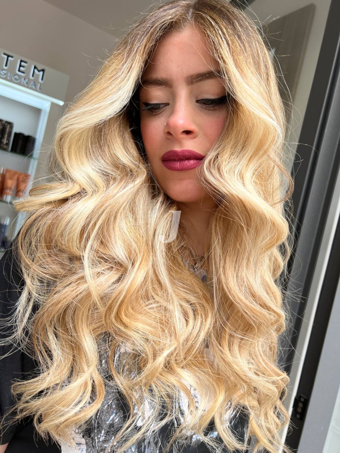 Foto di donna con capelli lunghi biondo platino dorato