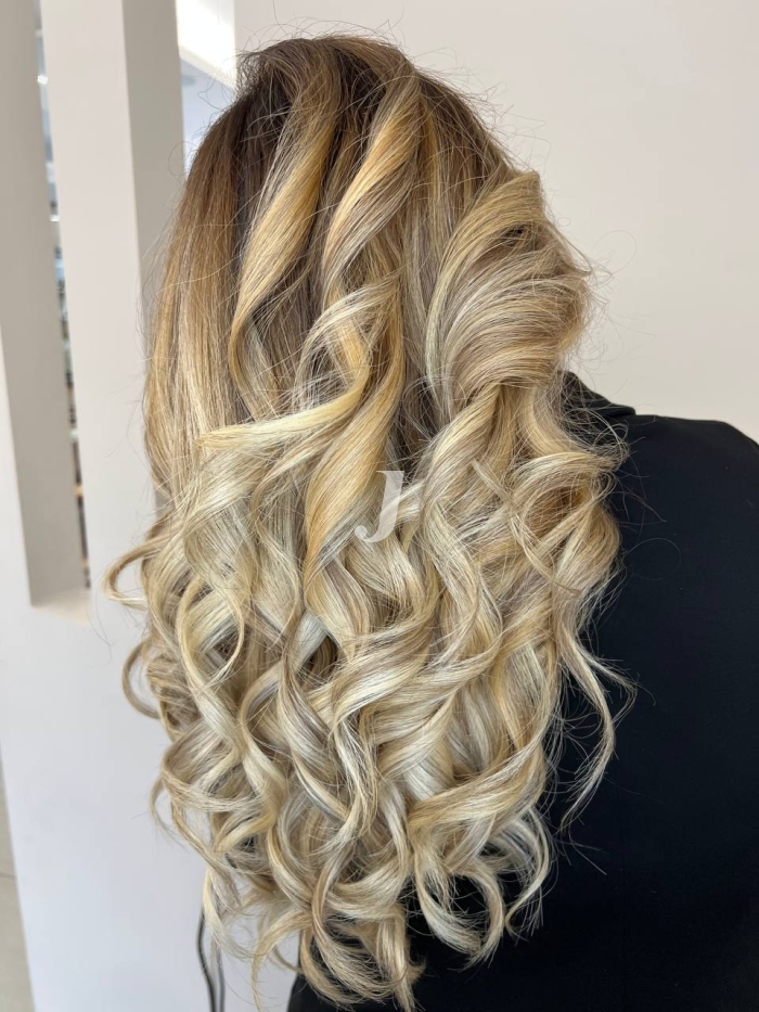 Foto di donna con capelli lunghi biondo platino dorato