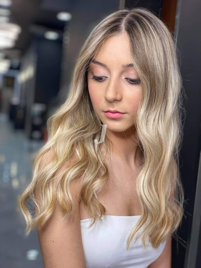 Foto di donna con capelli lunghi biondo platino dorato