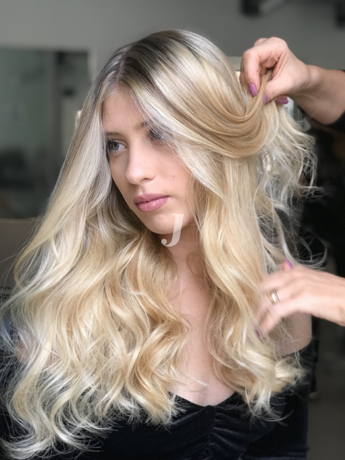 Foto di donna con capelli lunghi biondo platino dorato