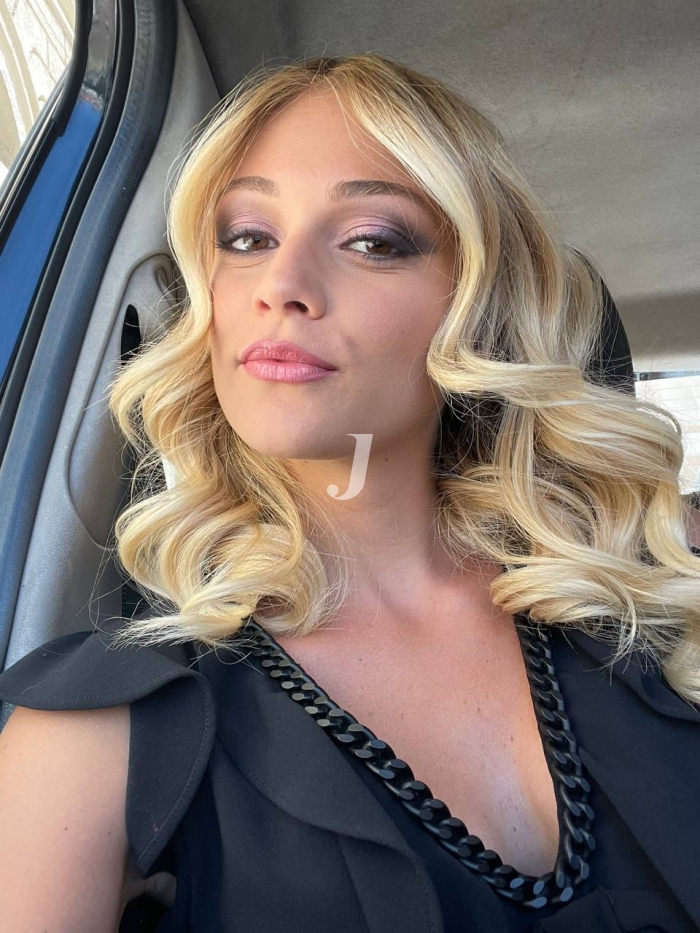 Foto di donna con capelli lunghi biondo platino dorato