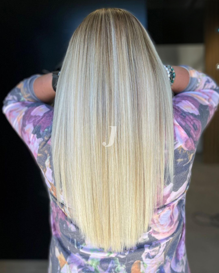 Foto di donna con capelli lunghi biondo platino dorato