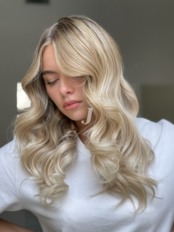 Foto di donna con capelli lunghi biondo platino dorato