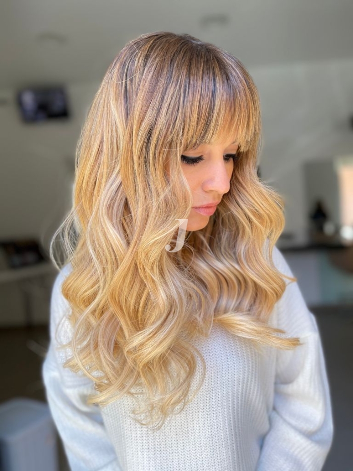 Foto di donna con capelli lunghi biondo platino dorato