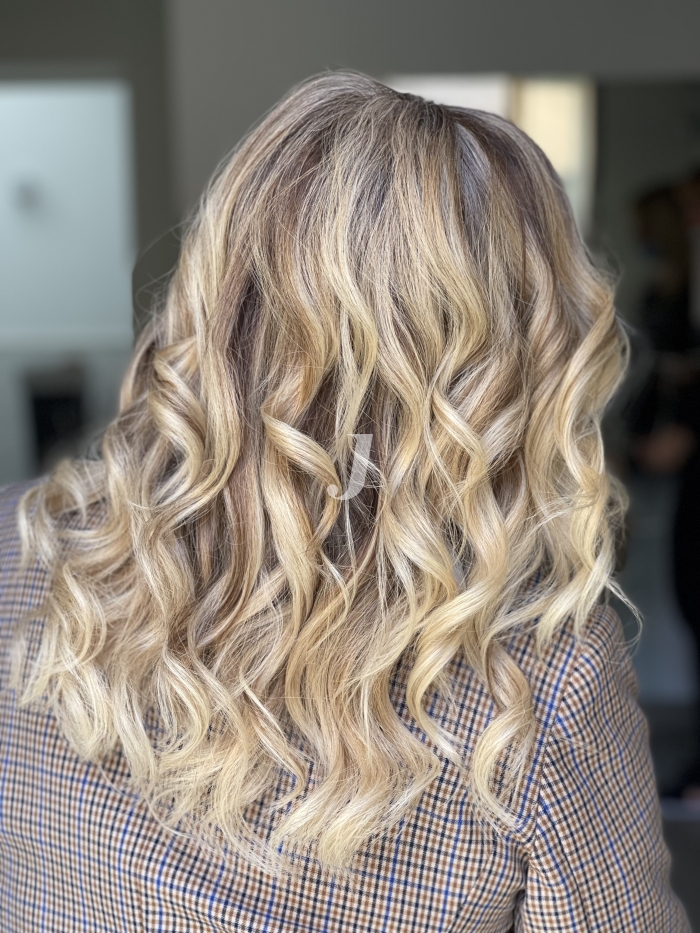 Foto di donna con capelli lunghi biondo platino dorato