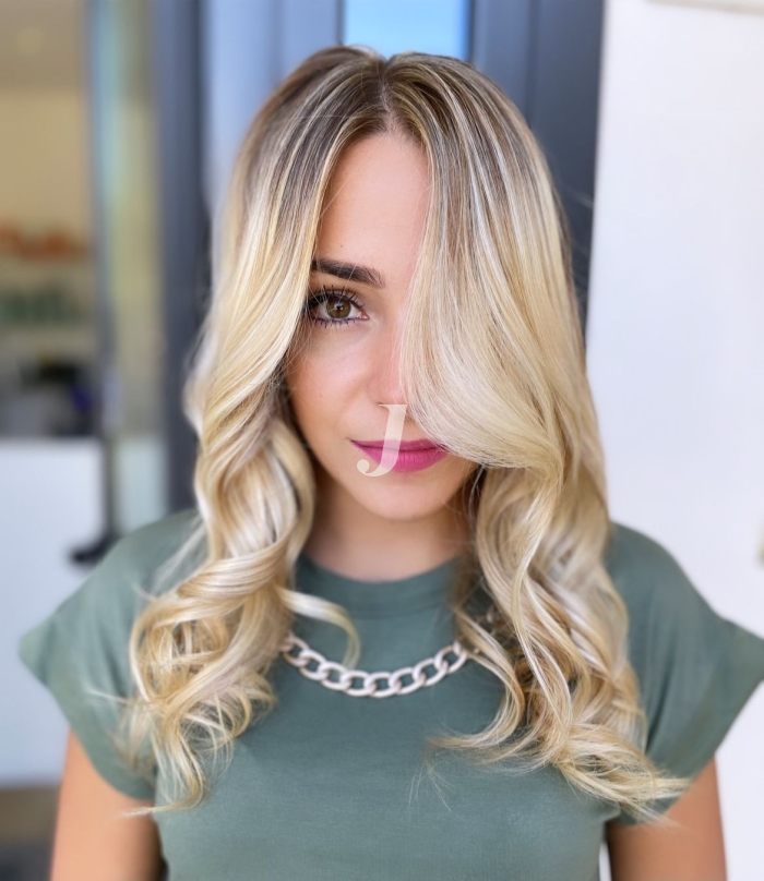 Foto di donna con capelli lunghi biondo platino dorato