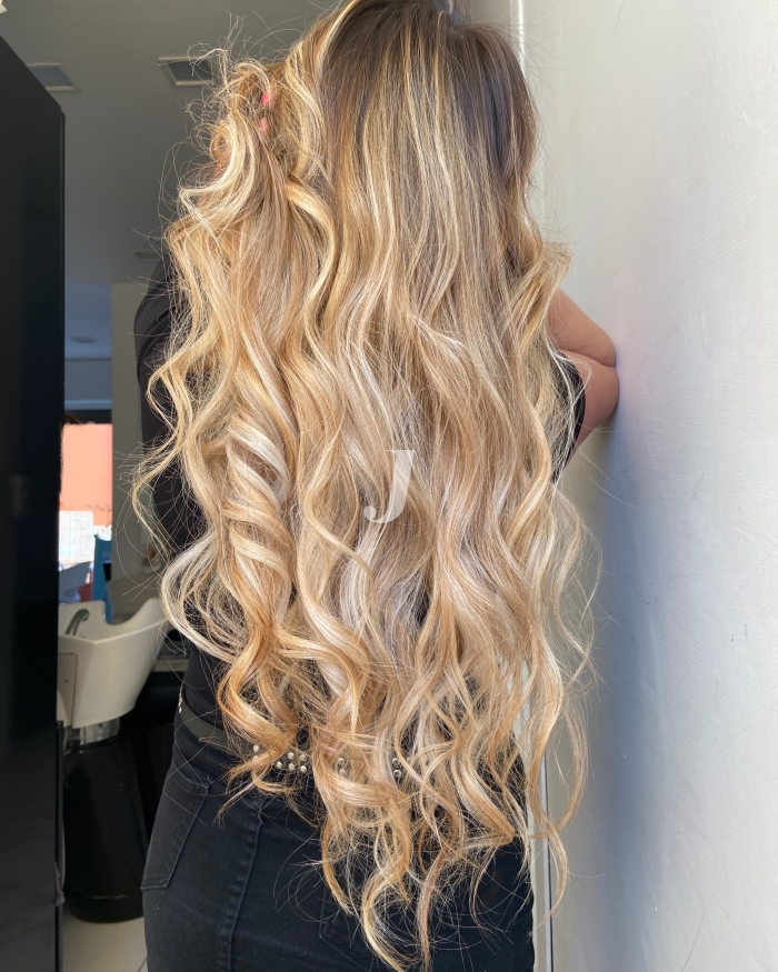 Foto di donna con capelli lunghi biondo platino dorato
