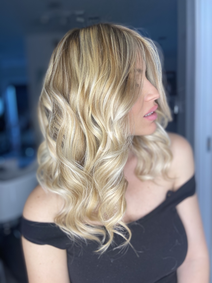 Foto di donna con capelli lunghi biondo platino dorato