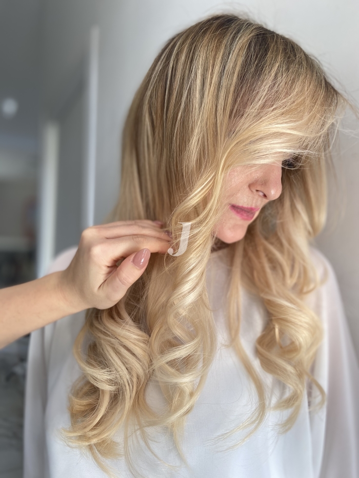 Foto di donna con capelli lunghi biondo platino dorato