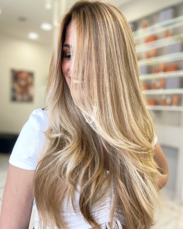 Foto di donna con capelli lunghi biondo platino dorato