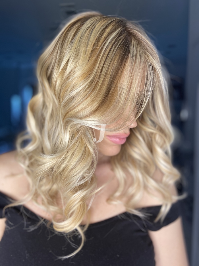 Foto di donna con capelli lunghi biondo platino dorato