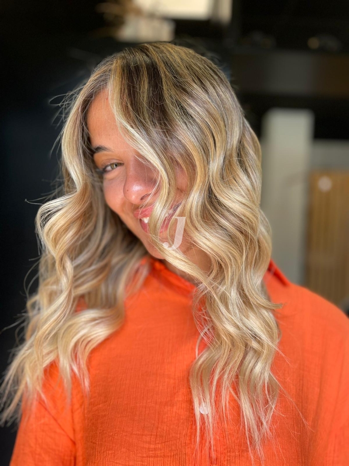 Foto di donna con capelli lunghi biondo platino dorato