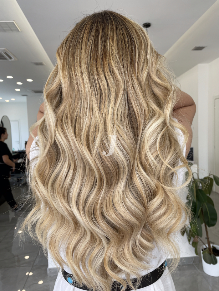 Foto di donna con capelli lunghi biondo platino dorato