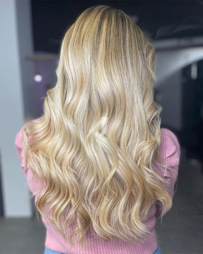 Foto di donna con capelli lunghi biondo platino dorato