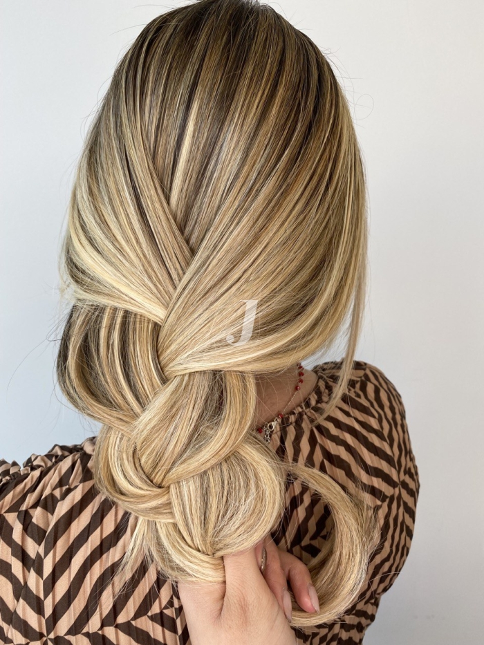 Foto di donna con capelli lunghi biondo platino dorato