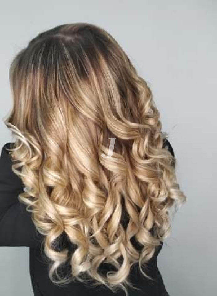 Foto di donna con capelli lunghi biondo platino dorato