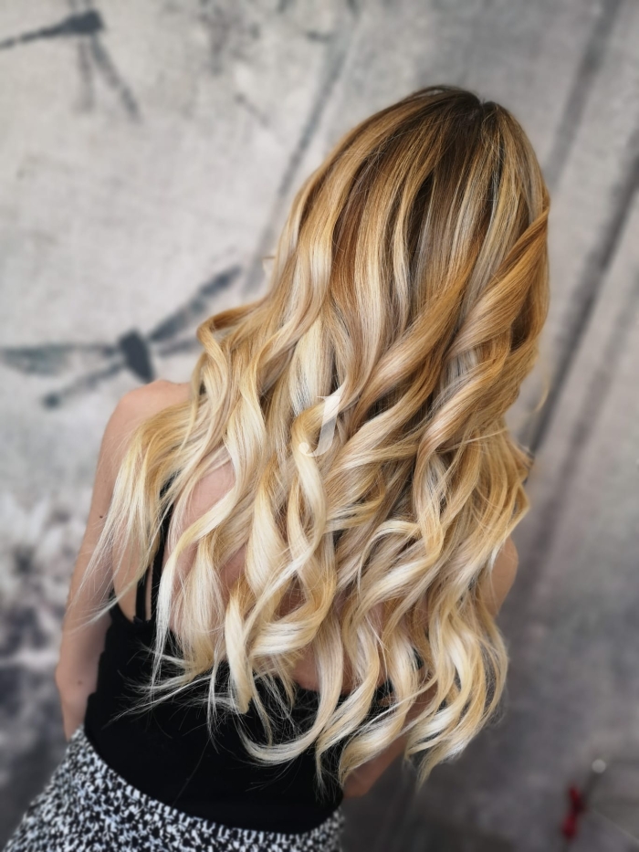 Foto di donna con capelli lunghi biondo platino dorato