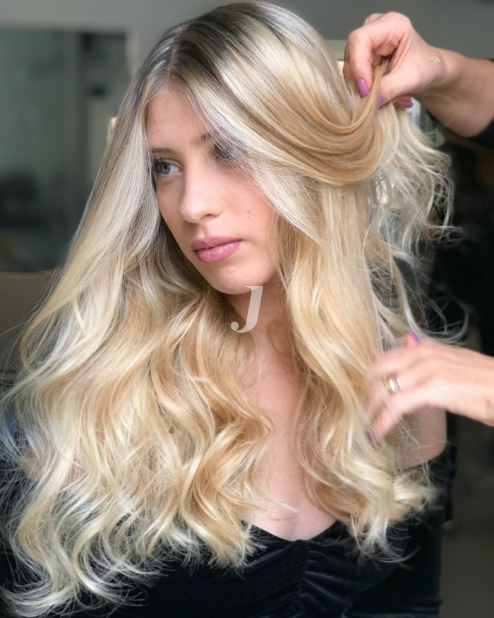 Foto di donna con capelli lunghi biondo platino dorato