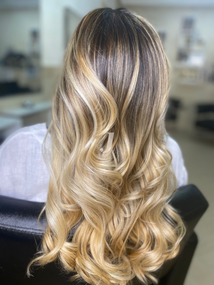 Foto di donna con capelli lunghi biondo platino dorato