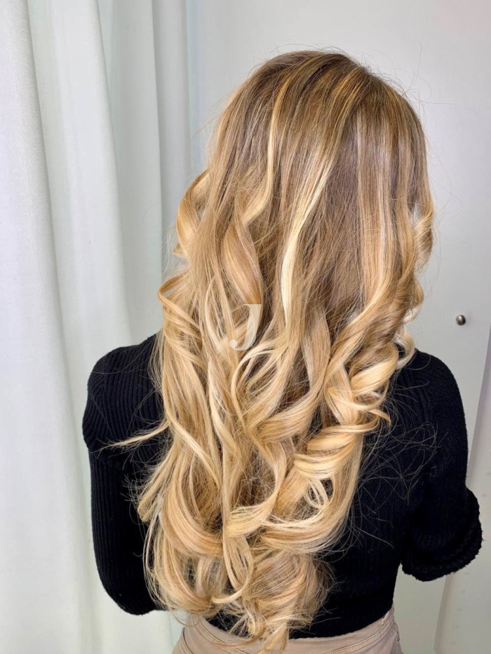 Foto di donna con capelli lunghi biondo platino dorato