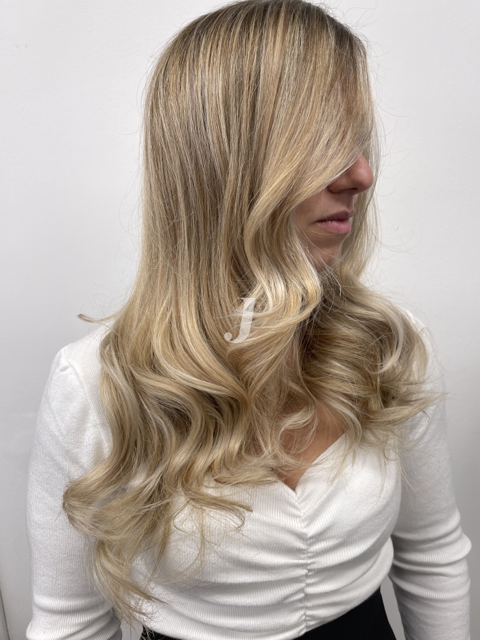 Foto di donna con capelli lunghi biondo platino dorato