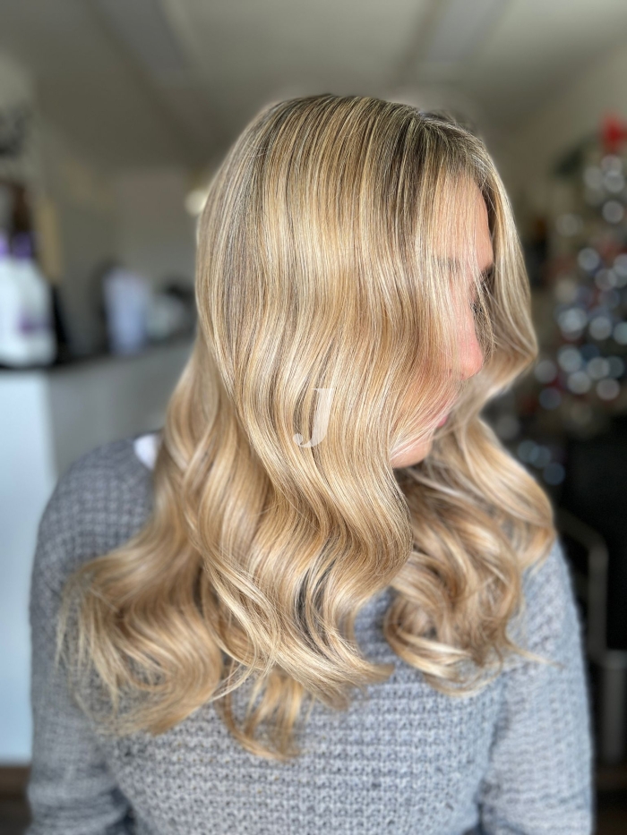 Foto di donna con capelli lunghi biondo platino dorato